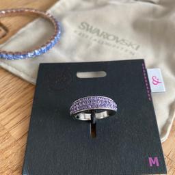 Schöner Ring in Silber mit lilanen Steinen und Armband mit blauen Steinen von Swarovski Originalverpackt und nie getragen!
Glitzert schön!
Kann auch versendet werden innerhalb Österreich um 5€