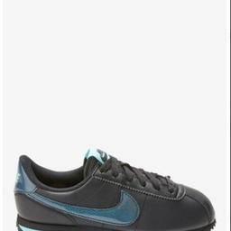new nike cortez genuine animal black trainers 
size 4 adult or junior size (suitable for size 3 or 3.5 person
this style is usually a very snug fit so a bigger size is recommended.