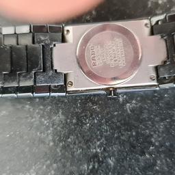Verkaufe gut erhaltene Damenuhr Batterie leer. Armband hat keine Verlängerung mehr.