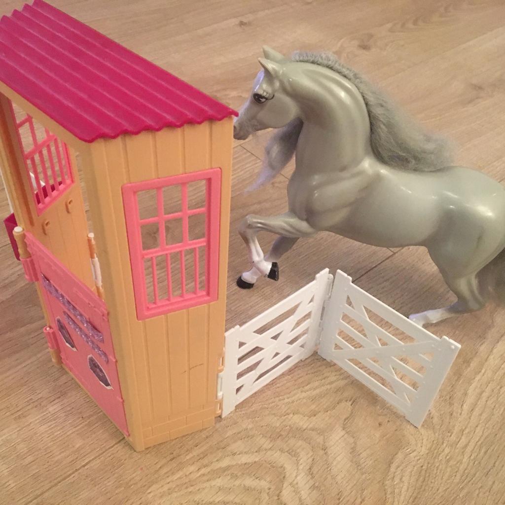 Kleiner Pferdestall mit 2 Pferden