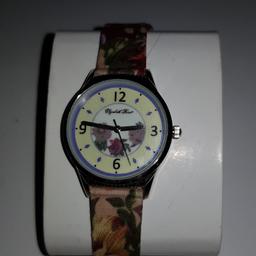 beautiful floral strap with a analog watch face in silver tone face with white face and black hands quartz movement
please see photos for part of description 
will come in gift box as shown in pic