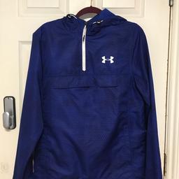 Men’s size small, loose fit, blue UA HeatGear jacket. Half-zip collar, front pocket plus kangaroo pockets, perfect for running.

Men’s but tbh I also wore it every now and then, it’s a great wind breaker running jacket 🤷🏻‍♀️