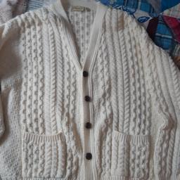 Been worn really good condition. Men's cable knit long sleeved cardigan. With 2 front pockets. 
Size XL. 
100% acrylic.
Collect if local to N1 1TW.