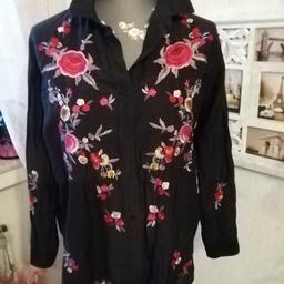 Zara Longsleeve Bluse mit Stickerei
Neu und ungetragen
Tragbar bei Gr 38/40

Versand 1,90 Warensendung