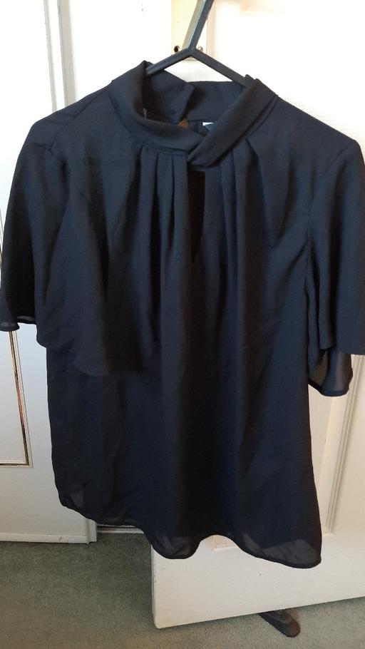 Buy & Sell Dentons Green Saint Helens - Photos for BNWOT New Look top with detail on neckline