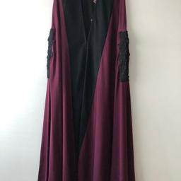 Size 54/56 Abaya
Cape style
Embroidery at back
Stud fastening at front
One fastening broken/loose