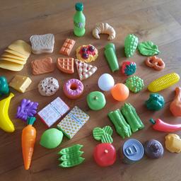 Komplett neuwertiges Set zum Spielen bestehend aus über 40 Teilen (Plastik).