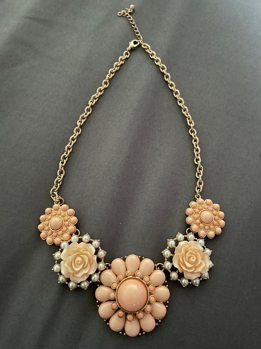 Buy & Sell West Midlands Birmingham - Photos for Pearl Petals Statement Necklace