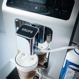ca 2,5 Jahre Kaffeevollautomaten von Krups EA89* Evidence Quattro Force mit einem Bluetooth Funktion. Gerät ist in einem TOP technischen sowie optischen Zustand. Top Design, O-LED mit Touchscreen-Technologie, leise und sehr bequem.
- sehr kompakt, passt auch in eine kleine Küche rein
- der grosse Wasssertank (2,3L) - muss nicht ständig nachgefüllt werden
- parallel 2 Kaffee / 2 Espresso / 2 Cappuccino / 2 Latte ... mit einem Touch!
- 3 verschiedene Tee Temperaturen
- leise ist der Automat auch