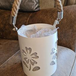 New Metal Glass inner, rope handle 
approx 7" tall 6 " wide
Ideal gift
No candle included 
From smoke free home