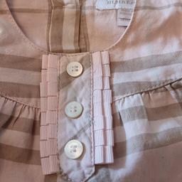 burberry baby dress
like new
worn once
upto 1 month
generous sizing (my baby was 3 months)