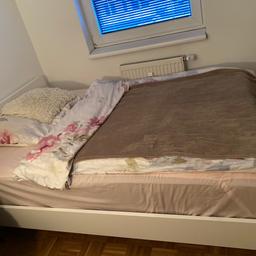 - weißes Bett (140x200) + Matratze
- im guten Zustand (knapp 1 Jahr alt)