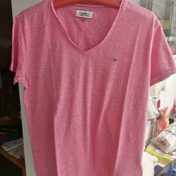 Biete hier ein schönes T-Shirt für Herren in der Farbe rosa/rot.
Es ist von der Marke Tommy Hilfiger (Tommy Jeans) und in der Größe L.
Das T-Shirt ist sauber und befindet sich in einem guten Zustand ohne Löcher und Flecken.
Es wurde nur wenige Male getragen und ist als neuwertig zu bezeichnen.
Die Länge beträgt ca 73cm und die Weite von Achsel zu Achsel ca 44cm.
50% Polyester * 38% Baumwolle * 12% Viskose

Besichtigung und Abholung ist in 32312 Lübbecke möglich.
Versand auf Anfrage.