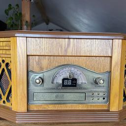 Ich verkaufe ein voll funktionsfähig vintage Radio.
Von die firma Soundmaster. 

- Radio am/fm
- CD
- Casssete
- Platen spieler

Gerne einfach melden