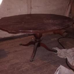 Verkaufe für meine Nachbarin diesen runden Mahagoni Tisch. Die Tischplatte hat einen kleinen Brandfleck den man aber durch abschleifen und neu lackieren wieder gut weg bekommt. Ansonsten ist der Tisch in einem sehr guten Zustand. NP 800 euro
