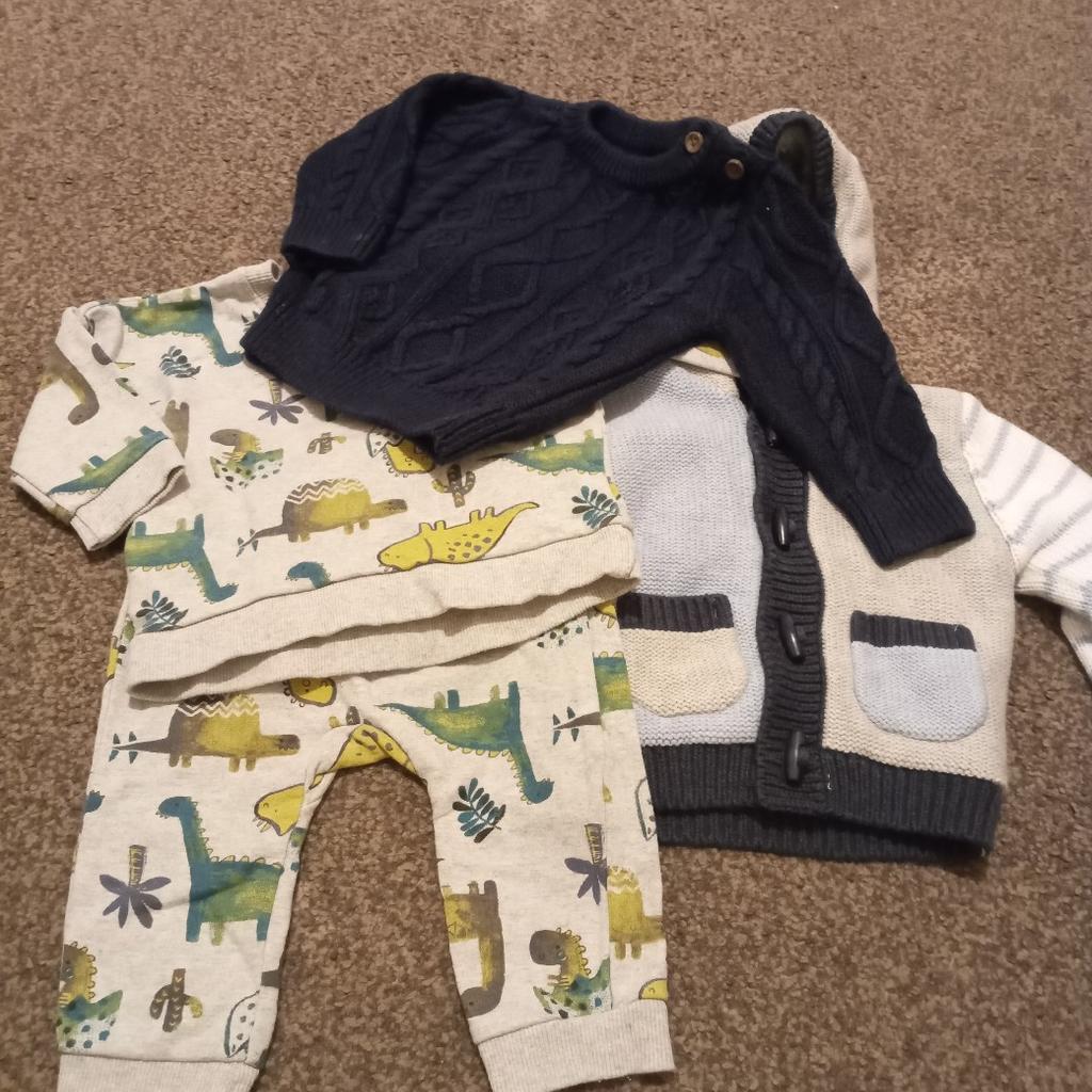 Bundle of boys clothes 3-6 months
Navy blue jumper from Next
Animal print top n bottoms from Nutmeg
Cardi from Nutmeg
All been worn few times all in very good condition

All offers considered
