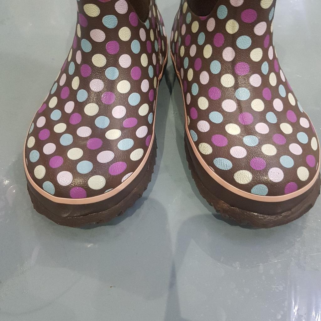 KIDS / GIRLS - SANDRA BROWN - KIDDURABLE NEOPRENE WELLIES.

US SIZE 7 - UK SIZE 6.5

SPORTEK WATERPROOF INSULATED

IDEAL FOR THE CURRENT WET CLIMATE

BRAND NEW & BOXED

RRP $29.99