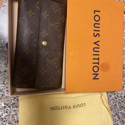 Louis Vuitton Geldbörse - getragener Zustand siehe Bilder.
Rechnung ist keine mehr vorhanden. Verpackung schon noch. Habe gestern eine neue geschenkt bekommen und benötige diese nun nicht mehr.