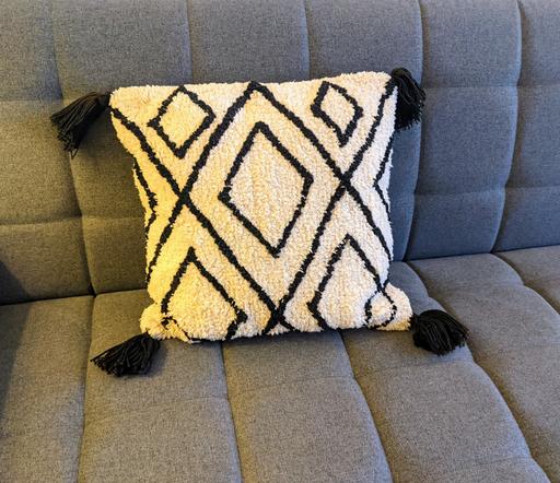 Buy & Sell North London Hornsey - North London - Photos for Tassel tufted cushion