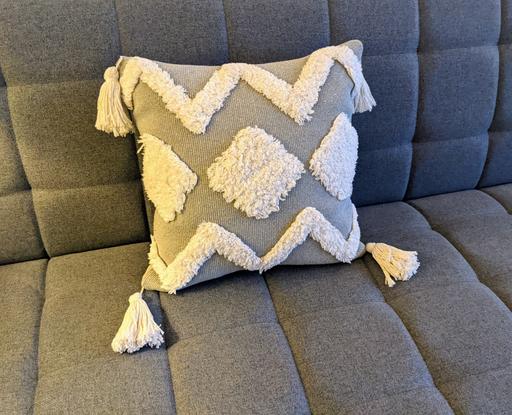 Buy & Sell North London Hornsey - North London - Photos for Tufted tassel cushion