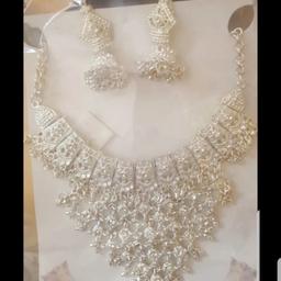 beautiful jewellery set. includes necklace and earrings. ideal for lady or young girl as it's light. silver with crystal details 

collection only

#2ndChance