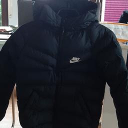 Verkaufe eine gut erhaltene Winterjacke von Nike in schwarz. Gr. S, entspricht einer Körpergröße von 128-137cm. Für Boys and Girls