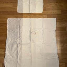 Maße:
Decke + Leintuch 100x135 cm
40x32 cm Polster klein weiß

PRO BETTWÄSCHE 5€
Sind alle in gutem Zustand und können auch einzeln gekauft werden!