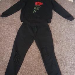 Ladies black ripped effect lounge suit
Size 14
Red Rose on front of the top, pull cord round trouser waist, two side pocket. Label has been removed from the Trousers.
Has been worn but in a good clean condition
Collection Westhoughton area
Will post for extra £3.20