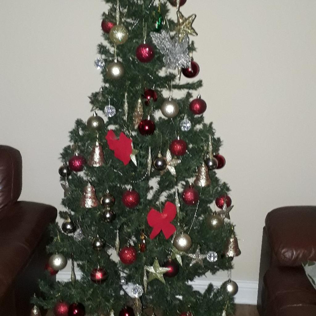 6ft Xmas tree with 80 toys, baubles , lights and tinsel.