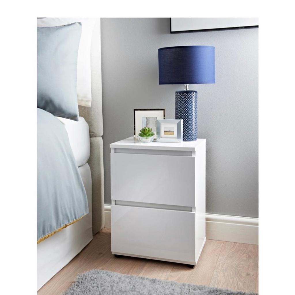 Gloss white 2 drawer bedside table in B35 Birmingham für £ 25,00 zum
