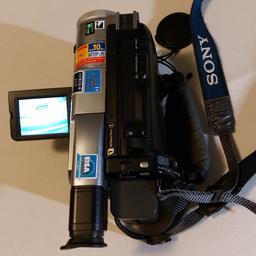 Verkauft wird eine Sony Digital Video Camera Recorder mit der Bezeichnung Digital 8 DCR TRV110E .
Im Lieferumfang ist lehre Kassette 90min,eine Reinigungs Kassette,Akku ,Tragetasche, Ladekabeln,Bedienungsanleitung, Verbindungskabel Kamera zum TV,Fernbedienung für die Kamera ,und das wichtigste natürlich die Kamera TRV110E..
Desweiteren gibt es noch das Produkt um die gemachten Filme zu Digitalisieren .

Das Produkt hat die volle Funktionalität
