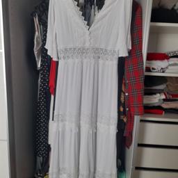 boohoo Kleid 
romantisch und nostalgisch
habe es doppelt 
gr S
erstanden bei Amazon 
Neupreis 33 Euro