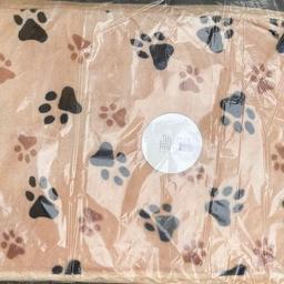 Hundebett Trixi, 
Größe: 100x60x12 cm
original verpackt!
Leider musste ich feststellen, dass es für meinen Hundekorb doch nicht passt, deshalb darf es wieder gehen.
Bezug ist abnehmbar und waschbar