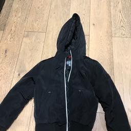 Black boys MICHAEL KORS PADDED WINTER COAT 5-6. 

Relay warm cost hardly used in brilliant condition padded and warm for your child 

MK badge in the arm 
Zip fastening