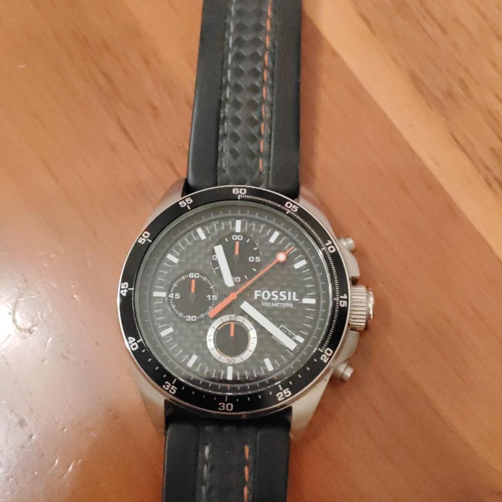 kaum getragene, wunderschöne Armbanduhr
wasserdicht
kein Versand
NP € 279