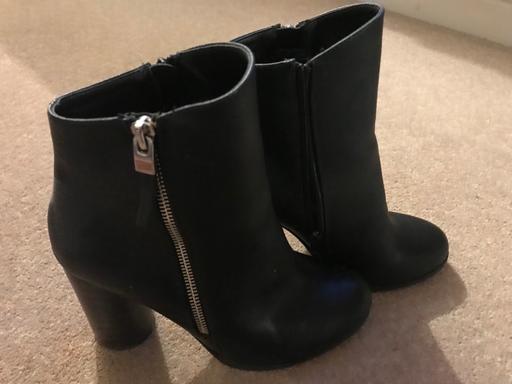 Buy & Sell Surrey Epsom and Ewell - Photos for Black boots size 6