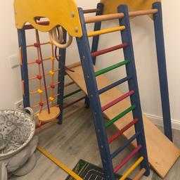 Kletterdreieck Indoor-Spielplatz aus Holz für Kinder - Kletternetz, schwedische Leiter, Ringe, Rutsche - Ideal für 1 bis 5 Jahre