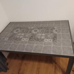 Tisch mit Wendeplatte grau Mosaik Glas oder Schwarze Raue Seite.
Nur Selbstabholung
Wie Neu
B 95 cm
L 1,50cm
H 74 cm