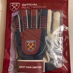 Brand New in Packaging
Boys - to fit age 5-10 years

Official WHUFC goalkeeper gloves
Navy & claret gloves with adjustable wrist fastening
WHUFC crest & text print to each glove