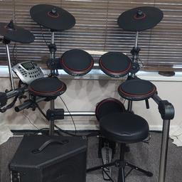 Carlsbro CSD 200 Drum kit
8 piece
Control Unit
Three foot pedals
DR-30 Drum kit Amplifier 
Stool
All works as it should 
Good condition 
pick up only
