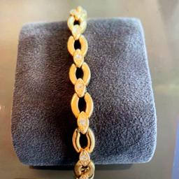 Wunderschönes Armband vergoldet mit Swarovski Steinen der Marke Oliver Weber, ca 29,5/20 cm lang, man kann ein Glied rausnehmen und auf 27,5 verkleinern,nur einmal getragen , war Geschenk, um nur 40 Euro, Versand 5 Euro, Neupreis ca 150 Euro
