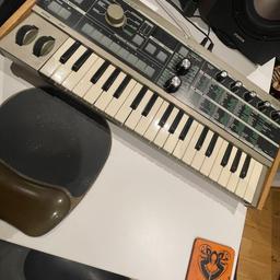 Selling my Microkorg Synth as I’m not using it at the moment. With the right cable it can also be used perfectly as a midi keyboard.

Comes with power cable
Does not include the vocoder mic.

It has some wear marks but it works perfectly

Cash and collection only