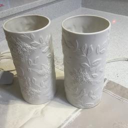 A pair of ceramic Laura Ashley table lamps in fine working order, just no longer required.
Creamy white ceramic, they stand approx 9.25” tall, approx 4.5” diameter.
Need a 40W screw type bulb for each one.
Cash on collection from near the ski slope Bracknell, or I can post 2nd class signed for.