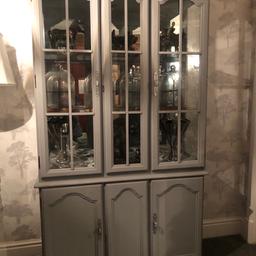 Beautiful large display cabinet, lights up but needs new bulb and could do with a touch up of paint there’s a few scratches inside 
Collection only CV130BT