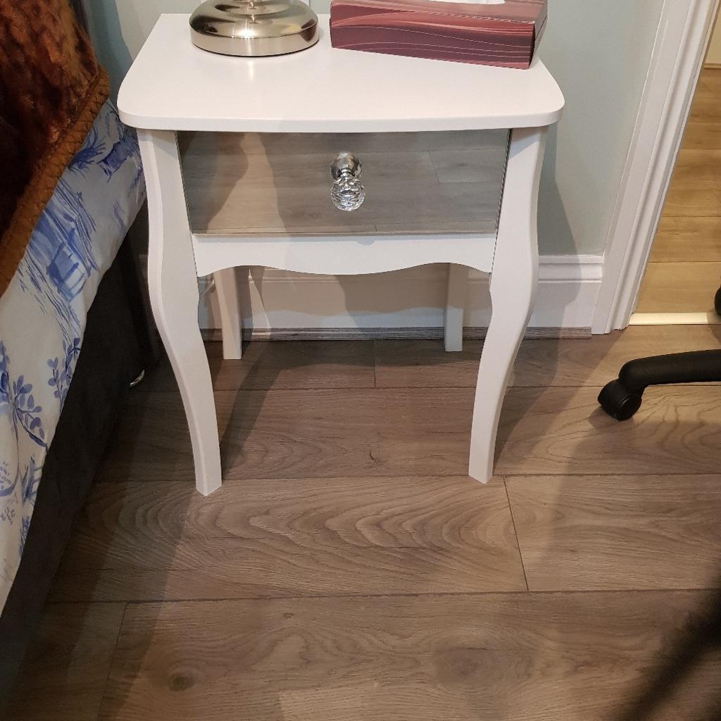 New x2 bedside table in RM6 Dagenham für £ 20,00 zum Verkauf Shpock AT