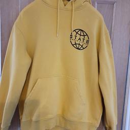 My son is having a massive clear out & will be listing loads more quality clothes today
Selling this XL yellow warm sweater 
Yellow in colour
only worn twice- like new 
collection from B68