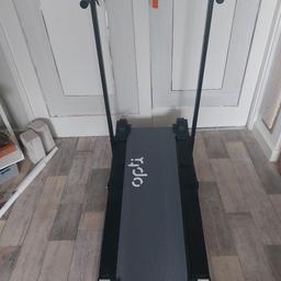 Selling manual folding treadmill
Very good condition. 

1 level of incline
Folds for storage
Running surface size L104, W32.8cm.