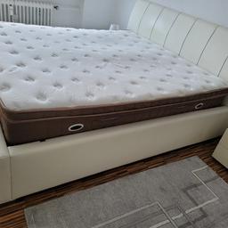 Verkaufe ein Doppelbett mit bequemer Matratze. 1.80m Breite 2m Länge
dabei sind 2 kleine weiße Komödien.
Unten hat man viel Platz zum lagern.
Nichtraucherhaushalt.
Bei Interesse melden