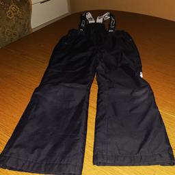 Die Hose ist schwarz in gr. 128 von cmp und in einem sehr guten Zustand.