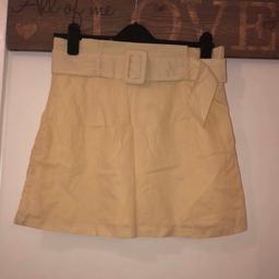 beige skirt from boohoo
Brand new without tags
There are 2 small pulls as pictured but not noticeable (item arrived like this, it’s never been worn)
Size 12 would fit a 10 better